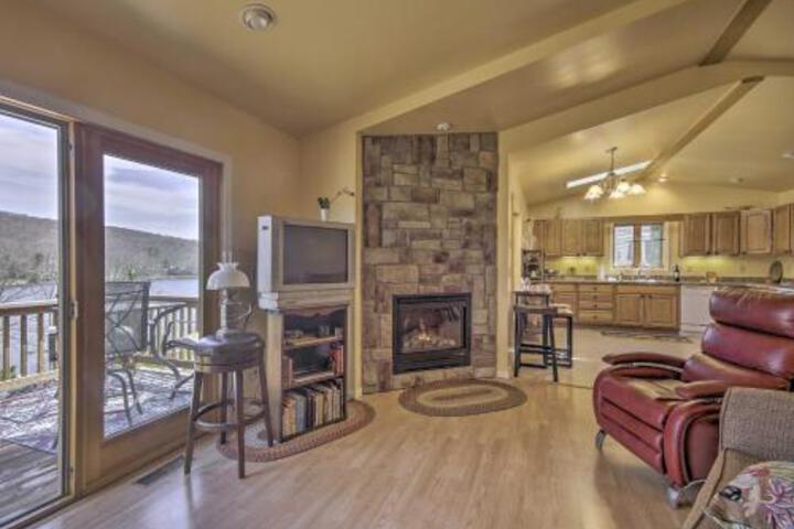 Deep Creek Lake Townhome With Deck & Water Views - thumb 3