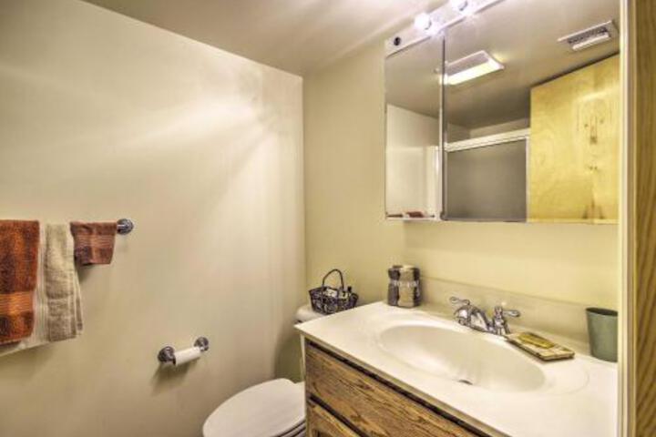 Deep Creek Lake Townhome With Deck & Water Views - thumb 6