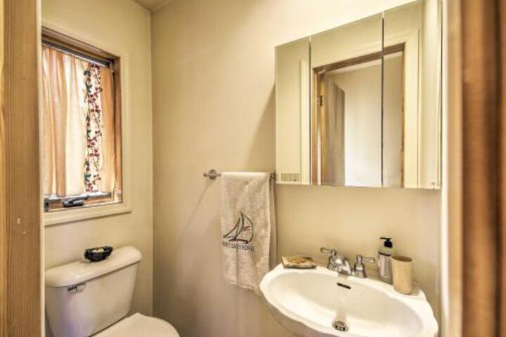 Deep Creek Lake Townhome With Deck & Water Views - thumb 2