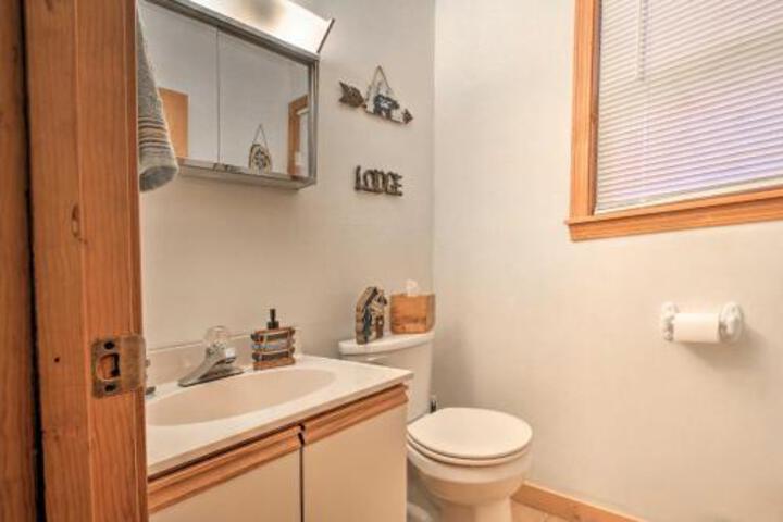 Lakeview Forest Cabin W / Deck Walk To Beach! - thumb 2