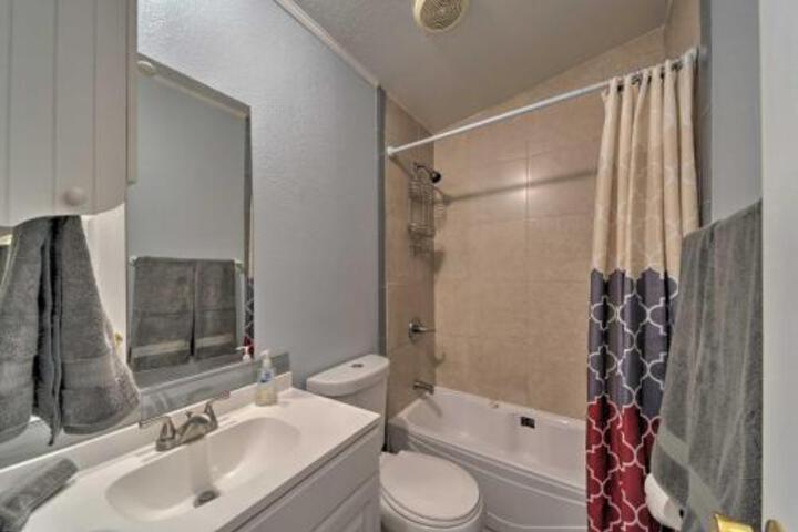 Cozy Home With BBQ & Deck 19 Mi To Ski Apache! - thumb 0