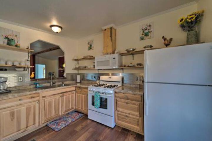 Cozy Home With BBQ & Deck 19 Mi To Ski Apache! - thumb 5