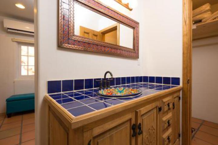1 Bedroom 5 Min. Walk To Canyon Rd. Besos - thumb 2