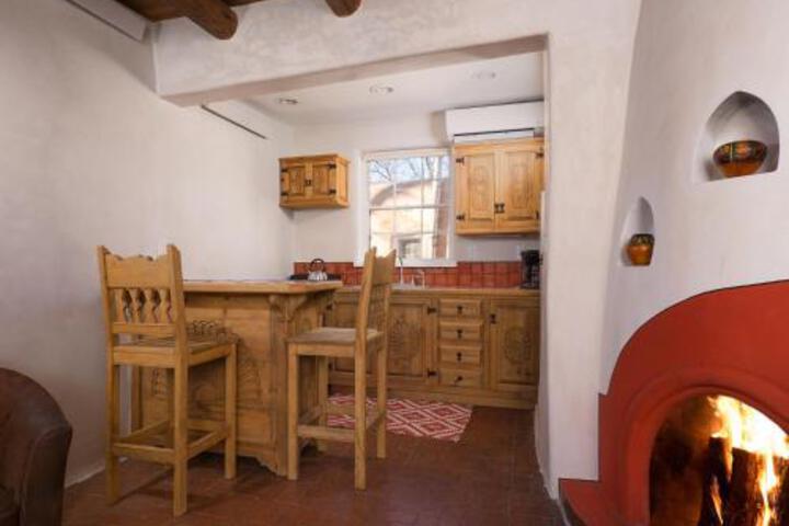 1 Bedroom 5 Min. Walk To Canyon Rd. Besos - thumb 4