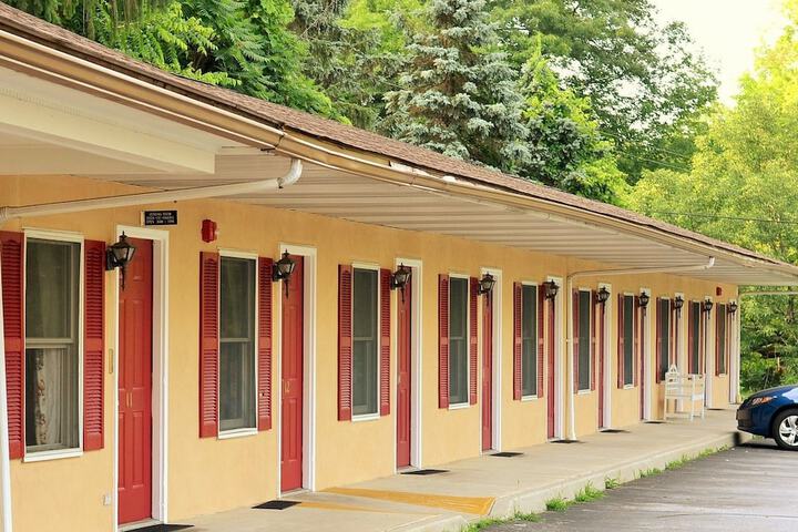 Holiday Motel - thumb 1