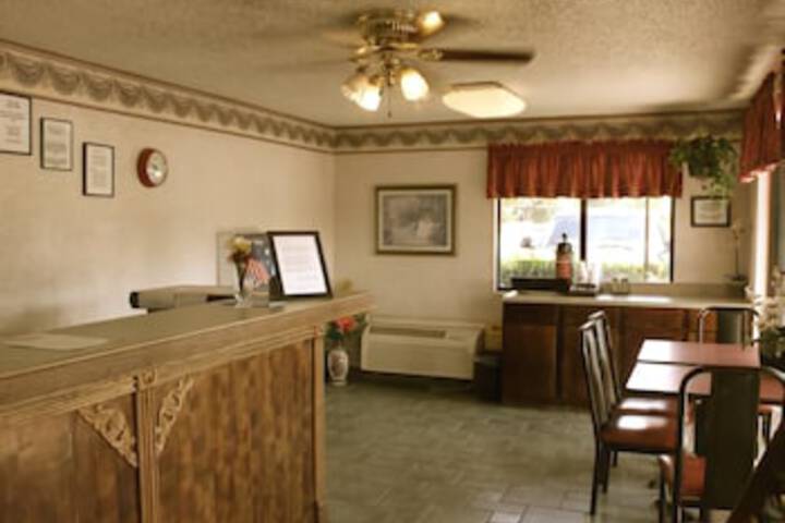 Executive Inn & Suites - thumb 3