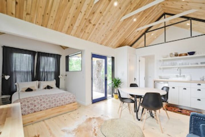 1BR SoCo Treehouse Studio By RedAwning