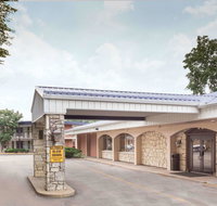 Days Inn by Wyndham Dubuque - Accommodation Texas