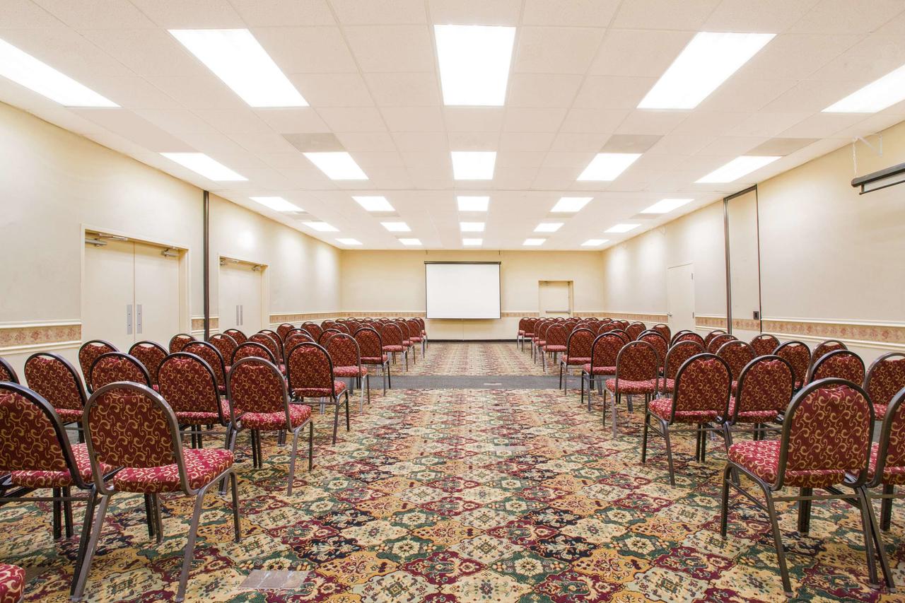Ramada By Wyndham Edgewood Hotel & Conference Center - thumb 36