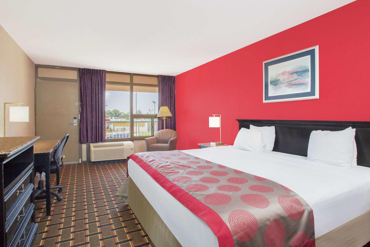 Ramada By Wyndham Edgewood Hotel & Conference Center - thumb 35