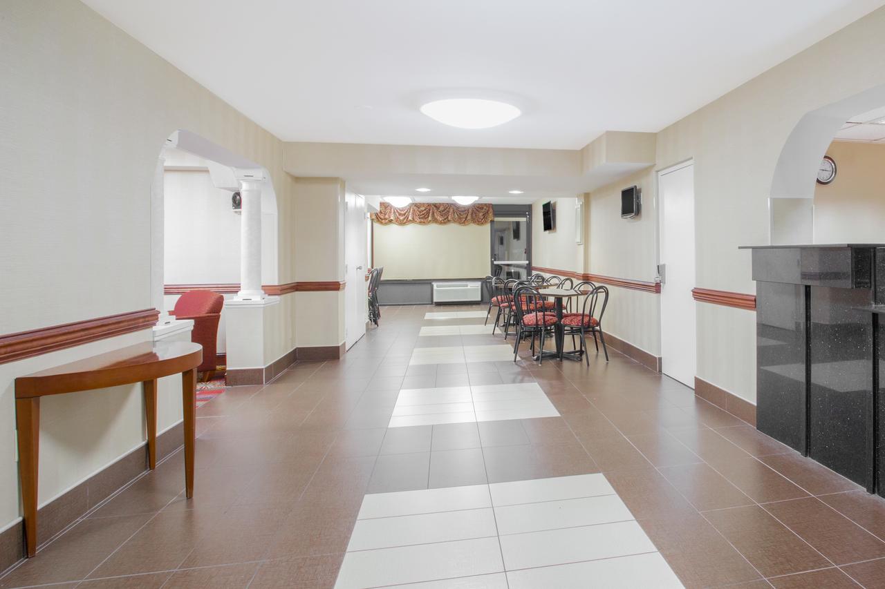 Ramada By Wyndham Edgewood Hotel & Conference Center - thumb 3