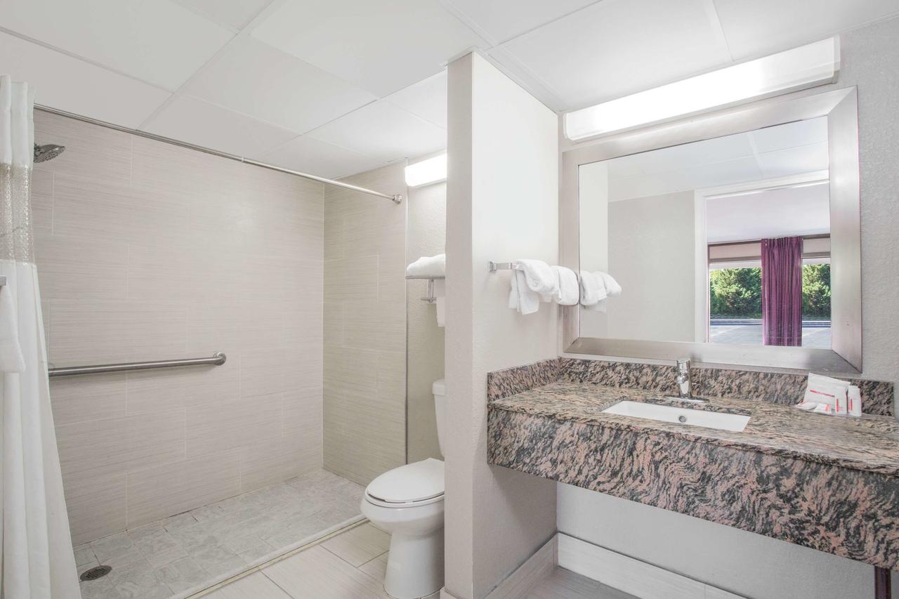 Ramada By Wyndham Edgewood Hotel & Conference Center - thumb 30