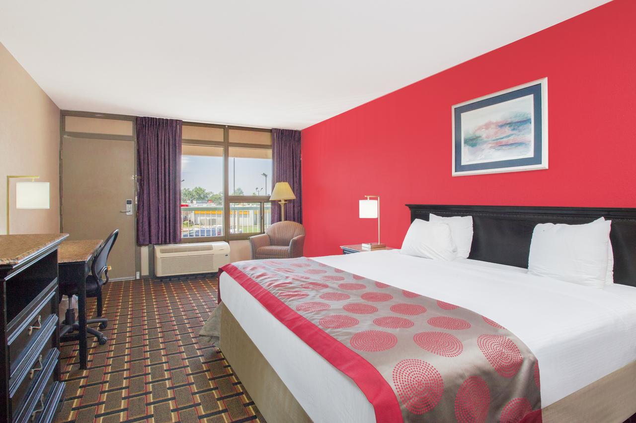 Ramada By Wyndham Edgewood Hotel & Conference Center - thumb 0