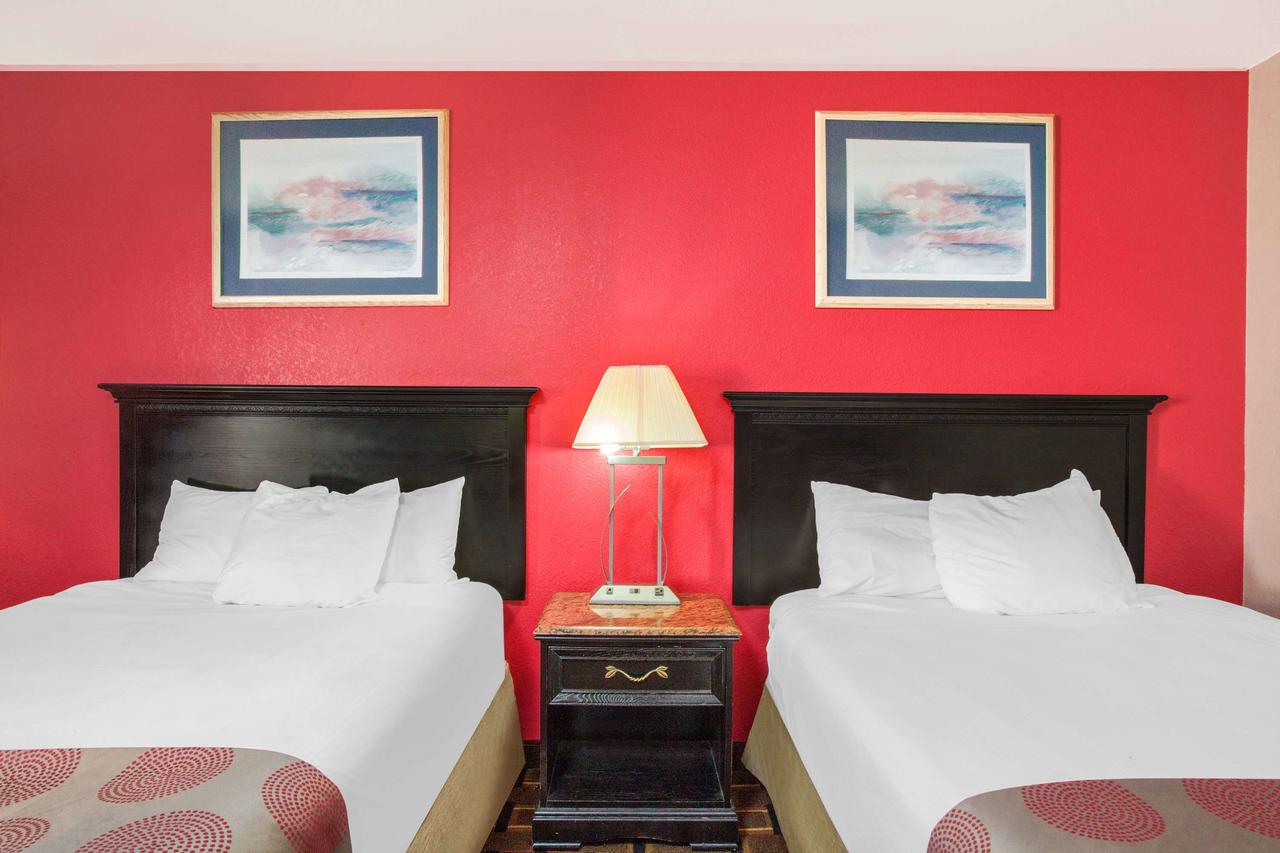 Ramada By Wyndham Edgewood Hotel & Conference Center - thumb 24