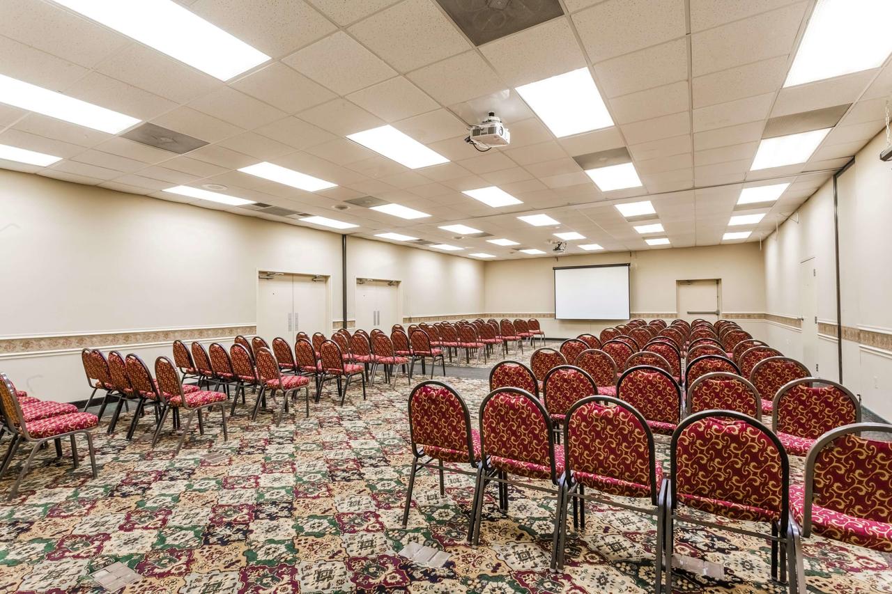 Ramada By Wyndham Edgewood Hotel & Conference Center - thumb 20