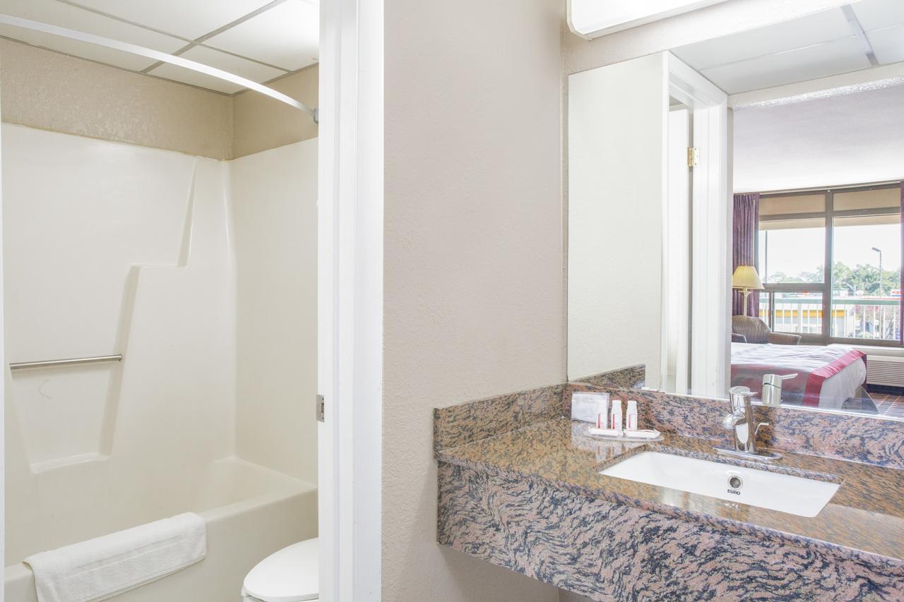 Ramada By Wyndham Edgewood Hotel & Conference Center - thumb 2