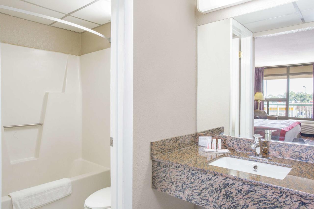 Ramada By Wyndham Edgewood Hotel & Conference Center - thumb 16