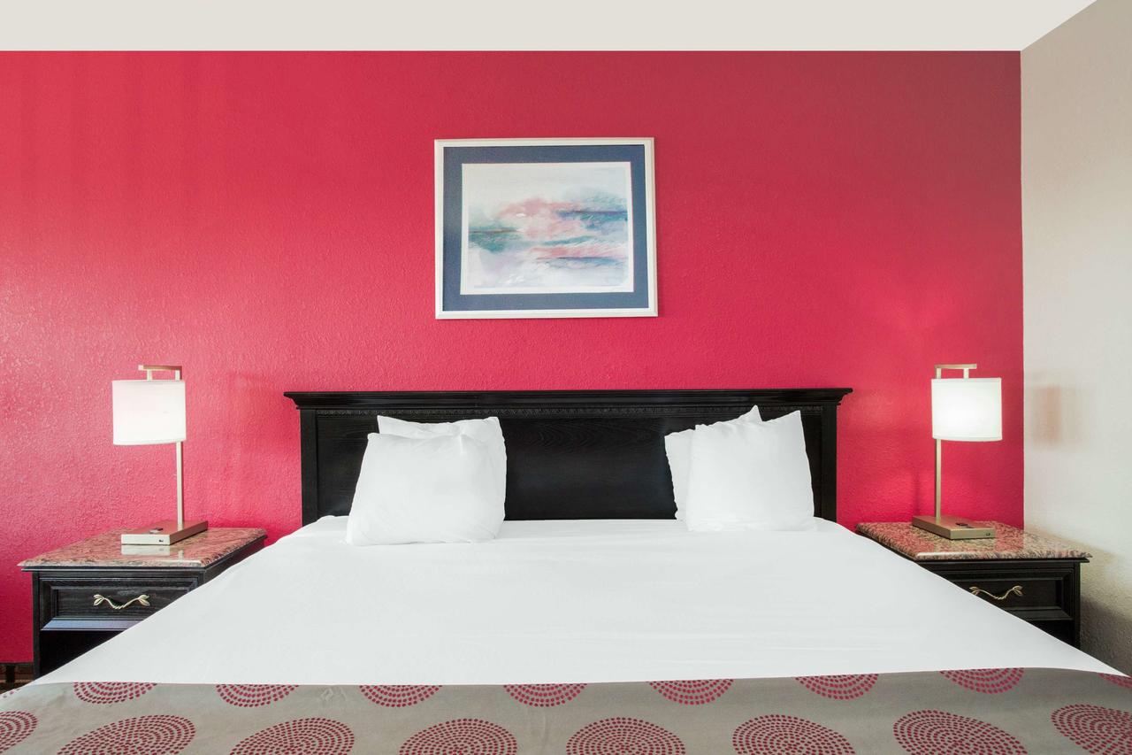 Ramada By Wyndham Edgewood Hotel & Conference Center - thumb 37