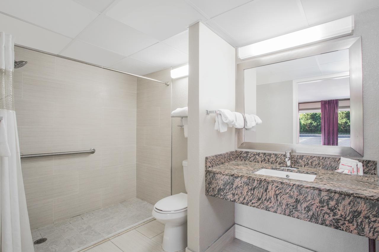 Ramada By Wyndham Edgewood Hotel & Conference Center - thumb 10