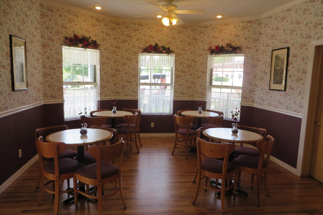 Carriage House Inn - thumb 39
