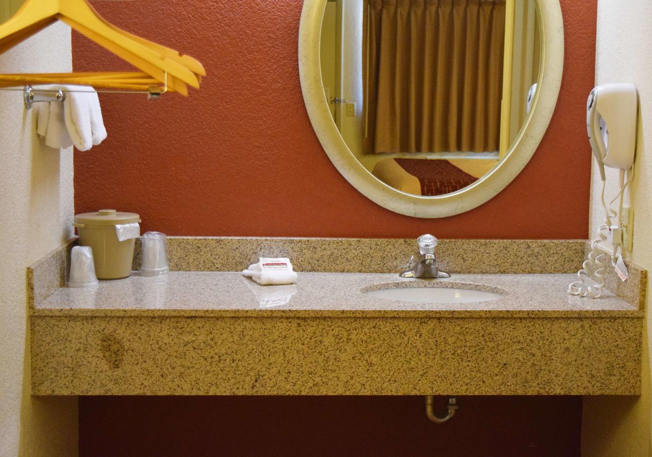 Red Roof Inn Utica - thumb 11
