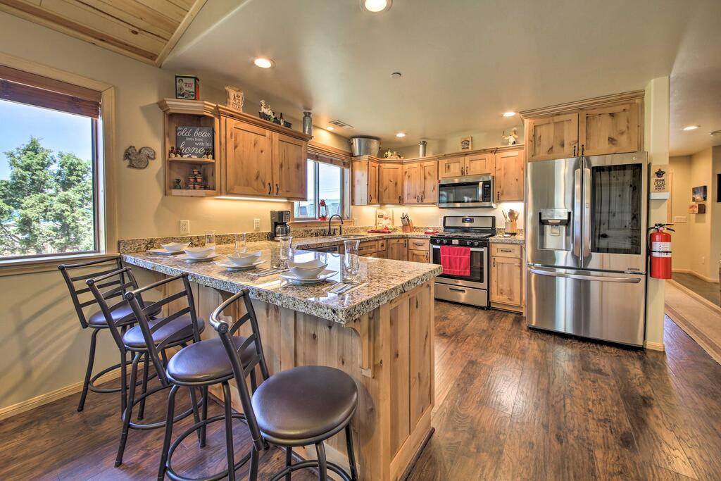 Bear's Den Luxury Cabin  15 Min To Lake! - thumb 1