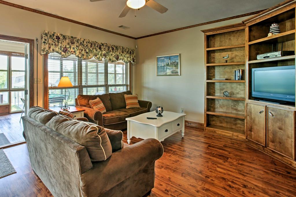 'Reelin & Dealin' New Orleans Waterfront Home - thumb 3