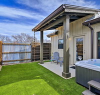 'Tempranillo Haus' with Hot Tub 2 Miles to Downtown - Accommodation Texas