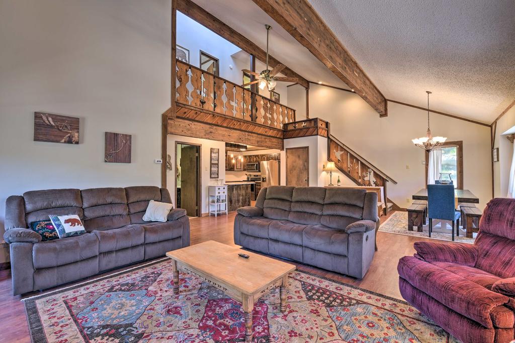 'Valley Of The Pines Chalet' With Deck, Near Main St - thumb 0