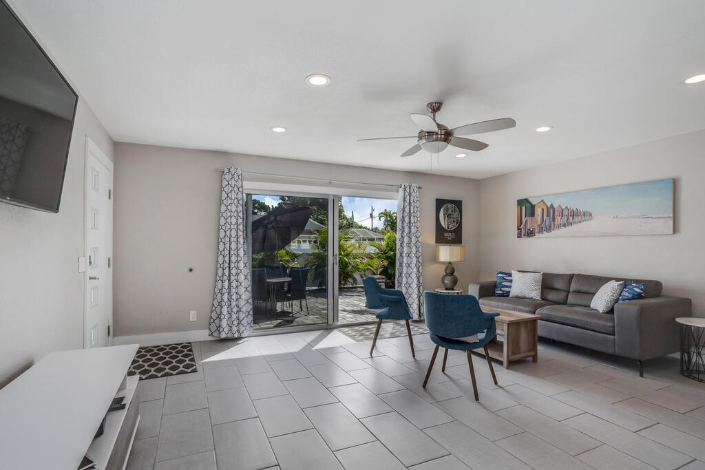 1 Mile Beach House - thumb 2