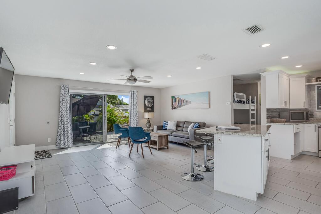 1 Mile Beach House - thumb 3