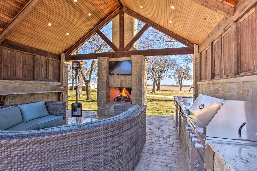 8-Acre Ranch Estate With Pool And Outdoor Kitchen! - thumb 0