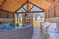 8-Acre Ranch Estate with Pool and Outdoor Kitchen Accommodation Texas