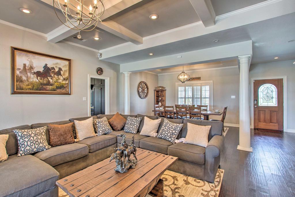 8-Acre Ranch Estate With Pool And Outdoor Kitchen! - thumb 3