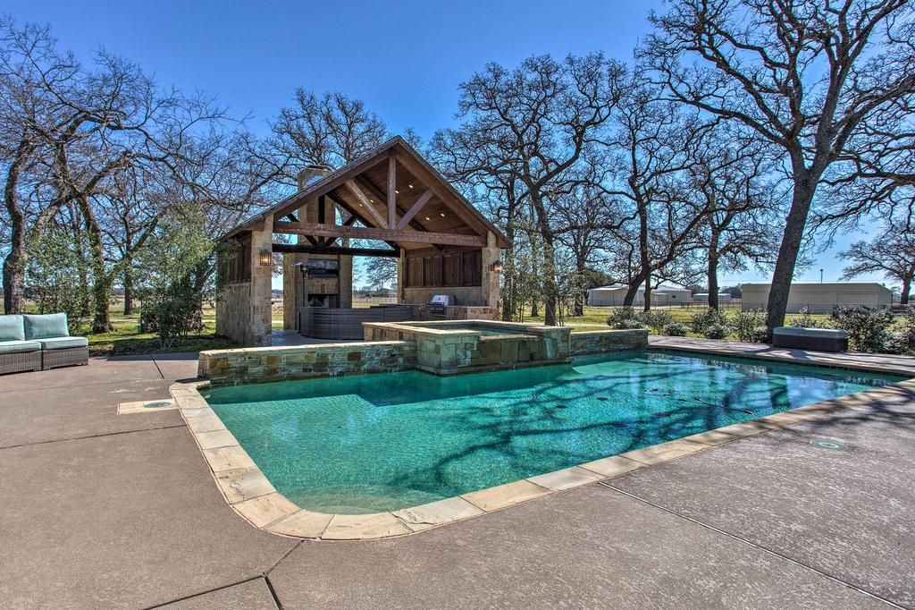 8-Acre Ranch Estate With Pool And Outdoor Kitchen! - thumb 1