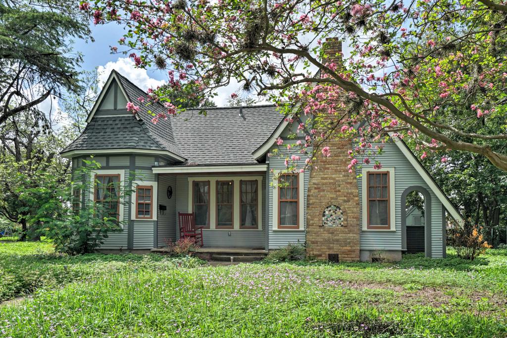 Adorable Seguin Home With Porch, 1 Mi To Downtown! - thumb 1