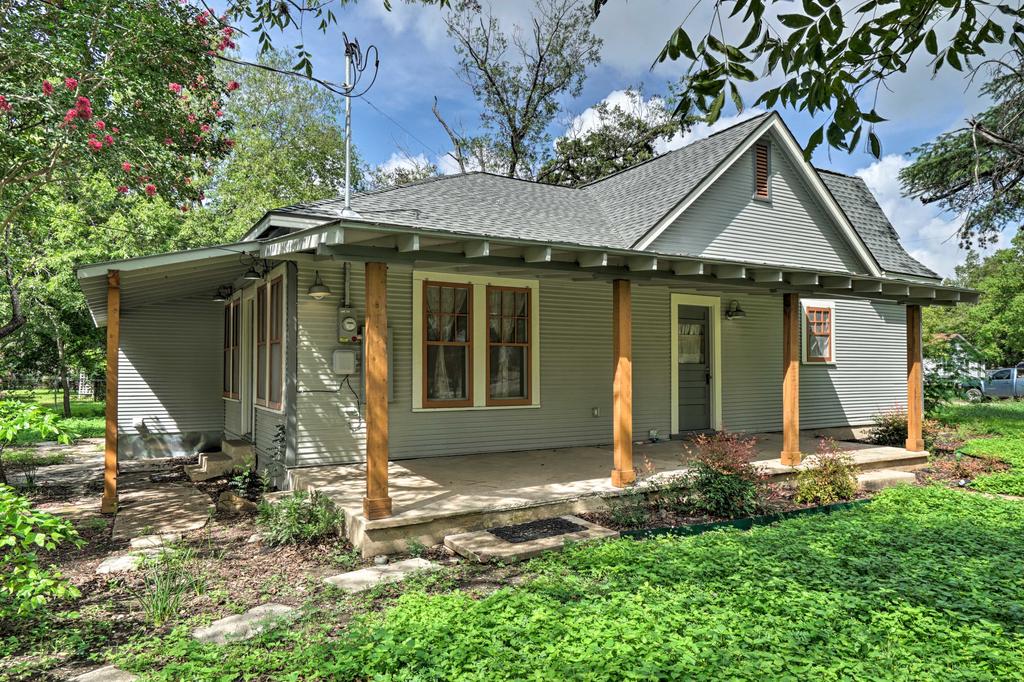 Adorable Seguin Home With Porch, 1 Mi To Downtown! - thumb 2