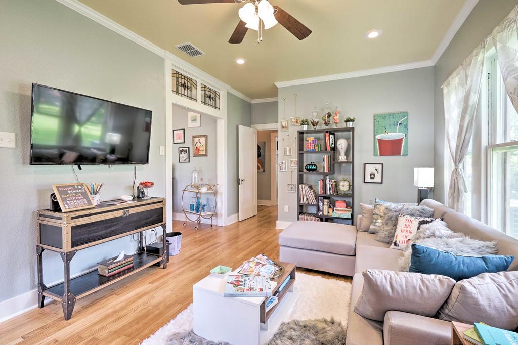 Adorable Seguin Home With Porch, 1 Mi To Downtown! - thumb 3