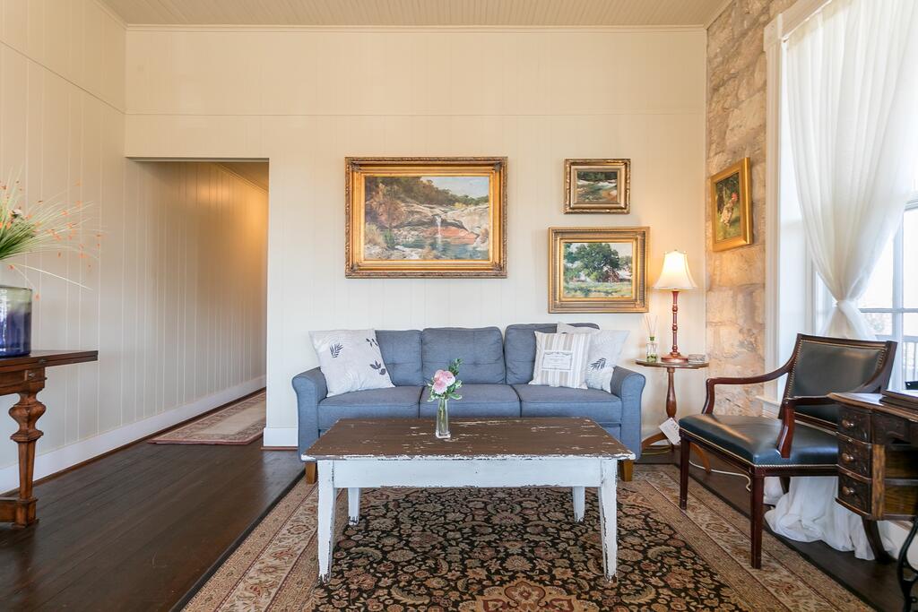 Balcony Suite - On Main St - Pet-friendly - thumb 1