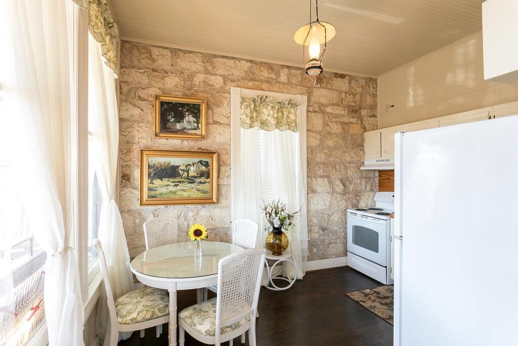 Balcony Suite - On Main St - Pet-friendly - thumb 2