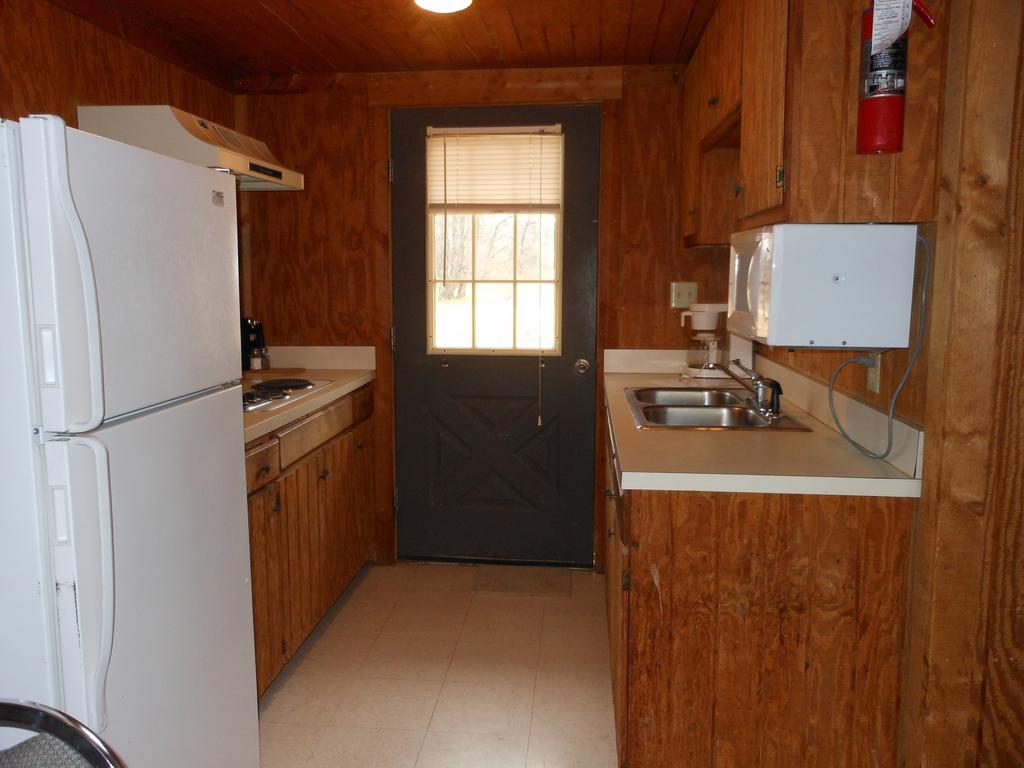 Bay Landing Camping Resort Cabin 1 - thumb 3