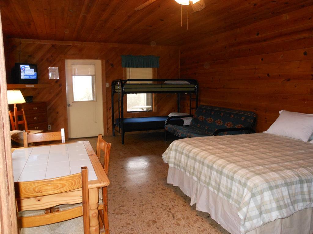 Bay Landing Camping Resort Cabin 24 - thumb 3