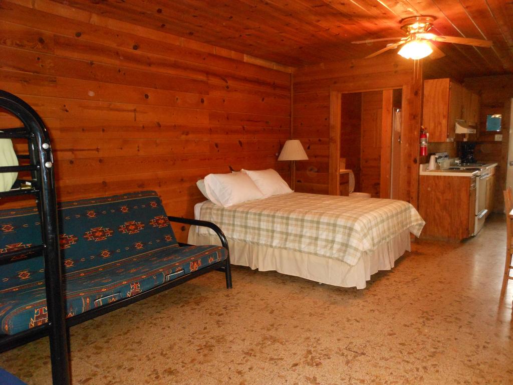 Bay Landing Camping Resort Cabin 24 - thumb 2