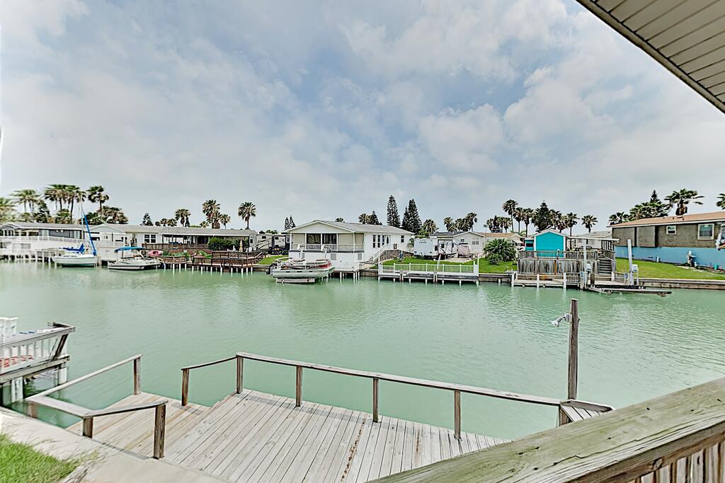 Bayside Getaway: Pools, Tennis, Golf, Private Dock Home - thumb 2