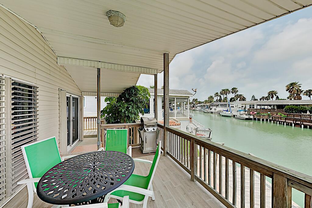 Bayside Getaway: Pools, Tennis, Golf, Private Dock Home - thumb 0