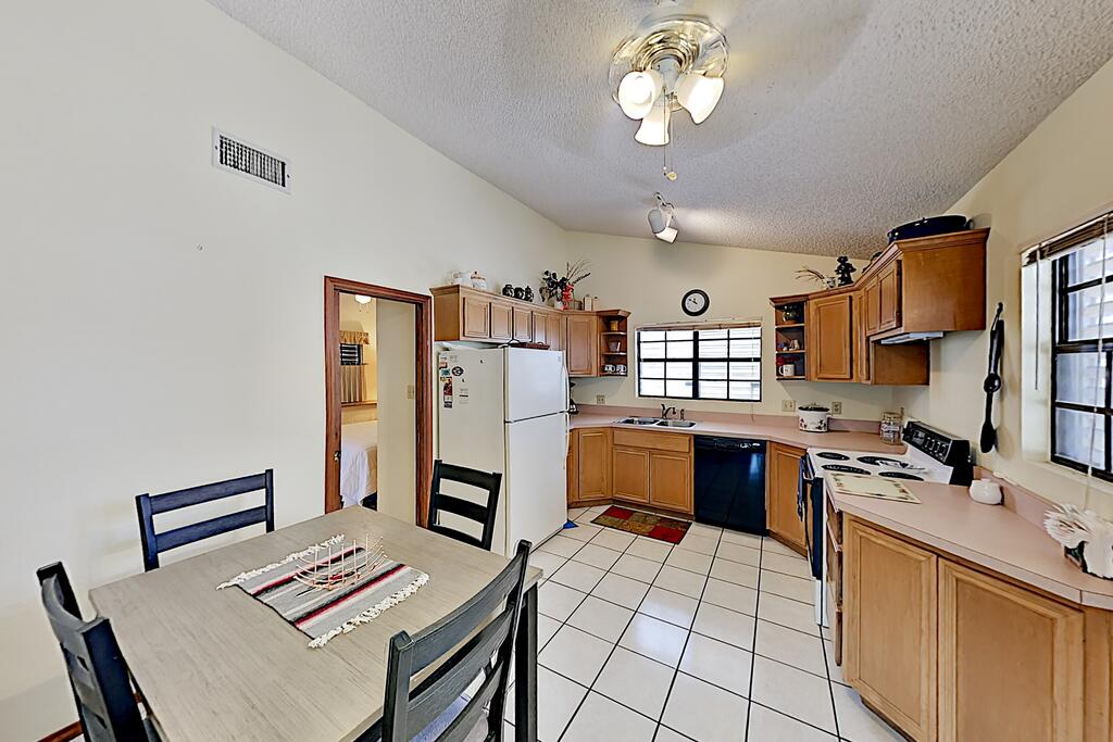 Bayside Getaway: Pools, Tennis, Golf, Private Dock Home - thumb 3