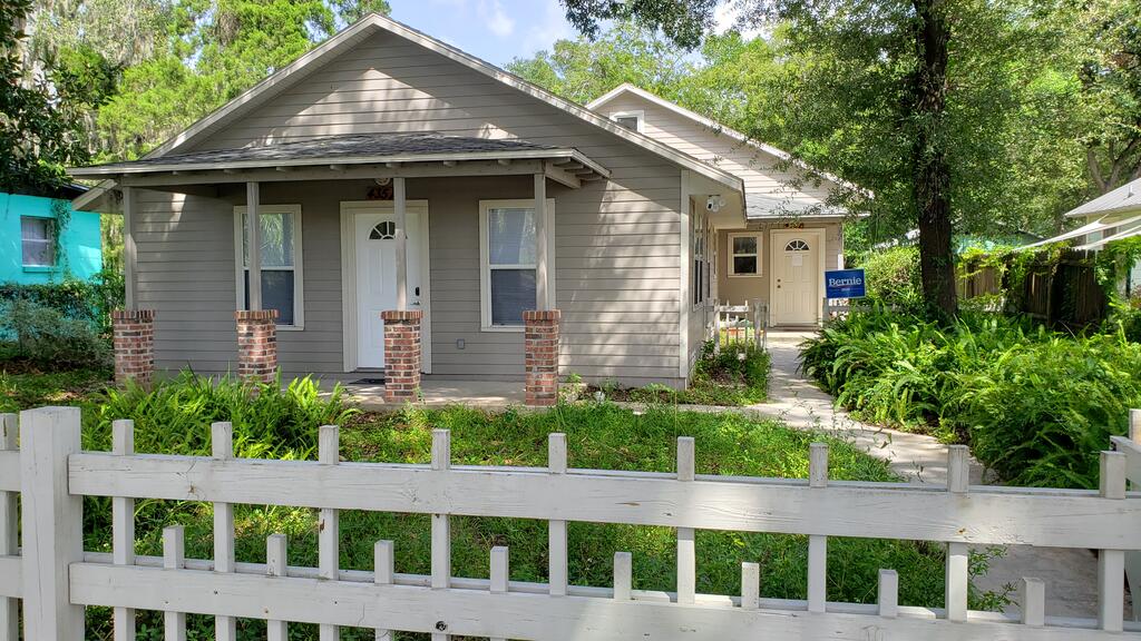 Beautiful Family Home Located Downtown - thumb 0