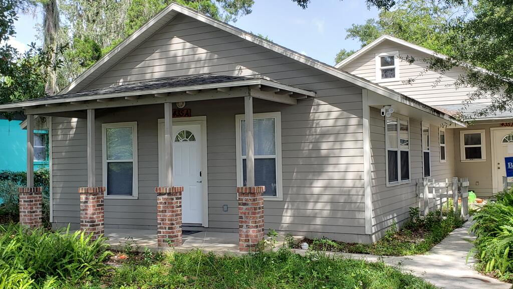 Beautiful Family Home Located Downtown - thumb 1