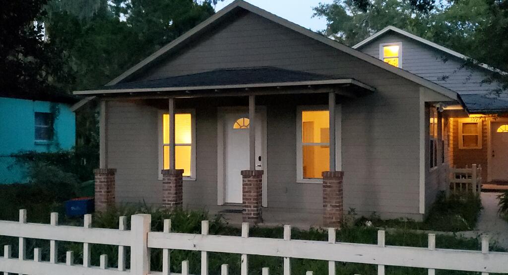 Beautiful Family Home Located Downtown - thumb 2