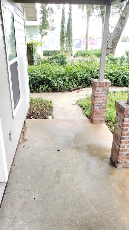 Beautiful Family Home Located Downtown - thumb 3